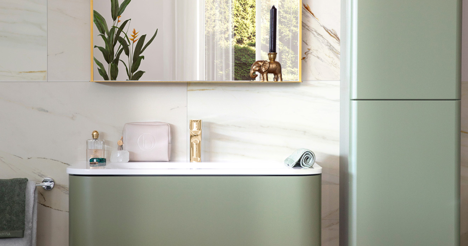 Hotel-chique badkamer met groen meubel met afgeronde hoeken en gouden kranen